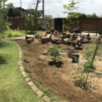 【雑草対策】土削りとレーキを使って庭の草刈りをしました|肥料化も