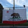 輸入したカリフォルニア州フラッグを庭に設置