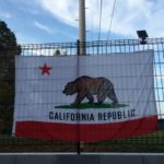 輸入したカリフォルニア州フラッグを庭に設置