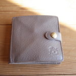 【IL BISONTE|イルビゾンテ】BOXコイン式財布 412228ミドルグレーを買いました