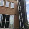 強風の中ワンダーデバイスの屋根に上って煙突掃除しました