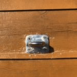 ワンデバ壁面にタープ用金具を取り付けようとしたところヒビが入ってしまう