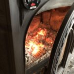 稼働中の薪ストーブから灰を除くのは危険度MAX