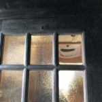 セリアの目隠し用ガラスシートを玄関窓に貼りました