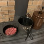 プリムスのライテックトレックケトルパンを使って薪ストーブで焼肉を焼いた